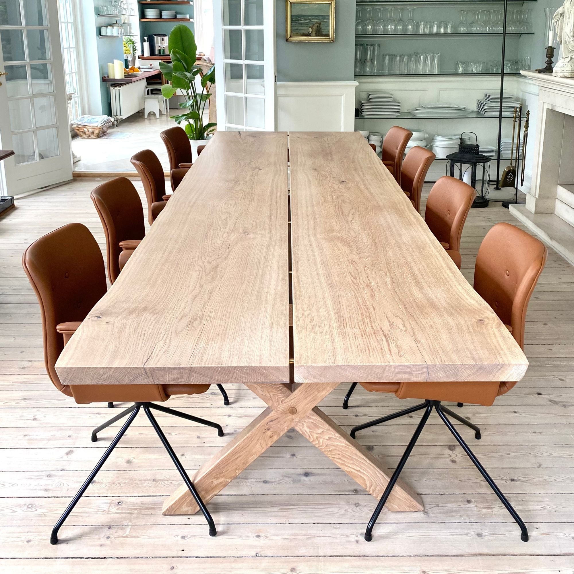 Gillelejebordet - Egetræs plankebord - Snedker Spisebord - Hvid olie - Natur kant