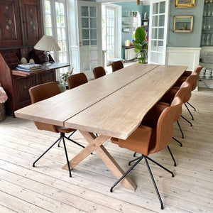 Gillelejebordet - Egetræs plankebord - Snedker Spisebord - Hvid olie - Natur kant