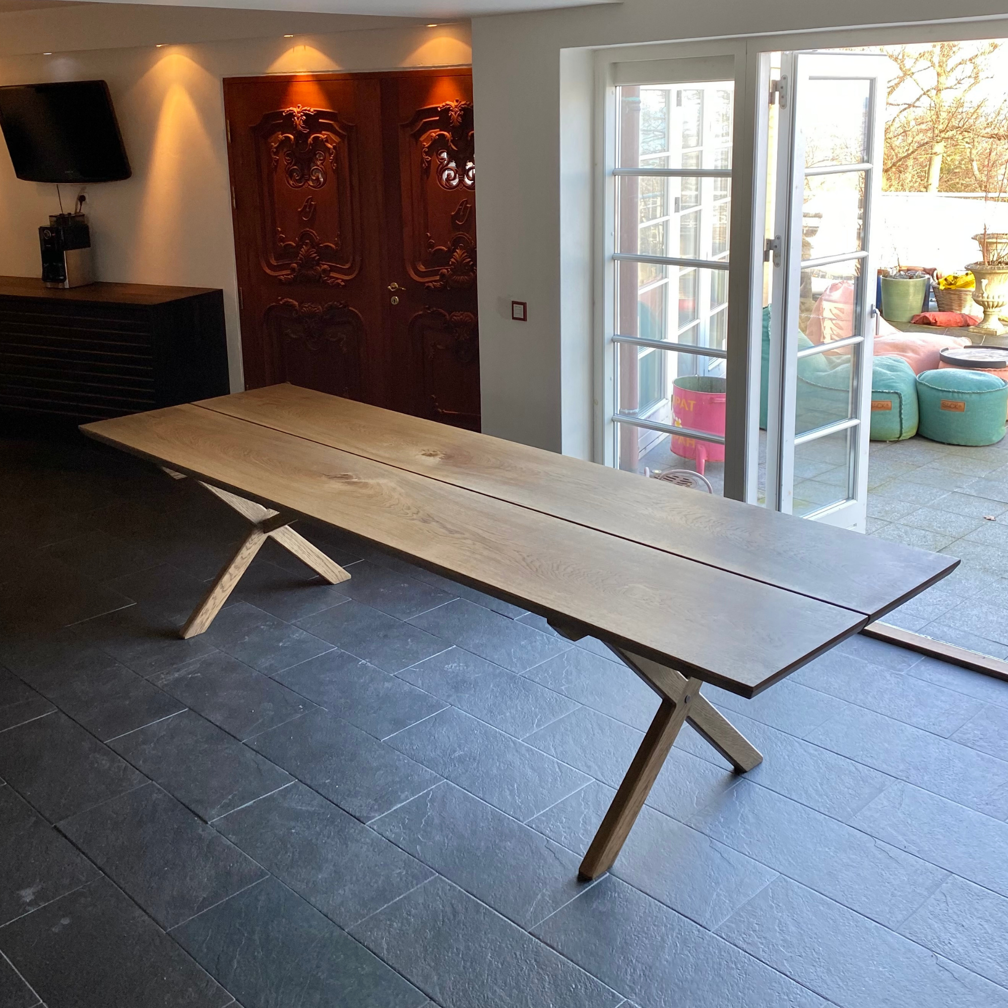 Gillelejebordet - Egetræs plankebord - Snedker Spisebord - Sort olie - Gradskåret kant
