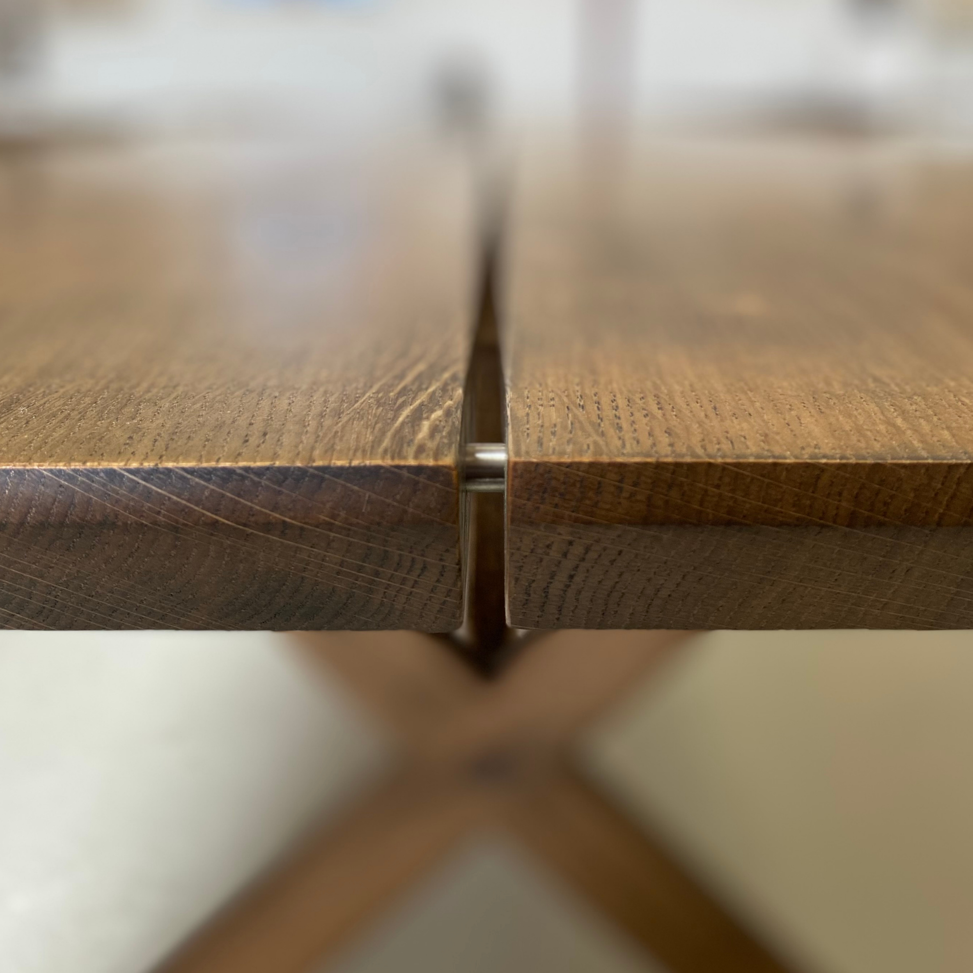 Gillelejebordet - Egetræs plankebord - Snedker Spisebord - Sort olie - Gradskåret kant