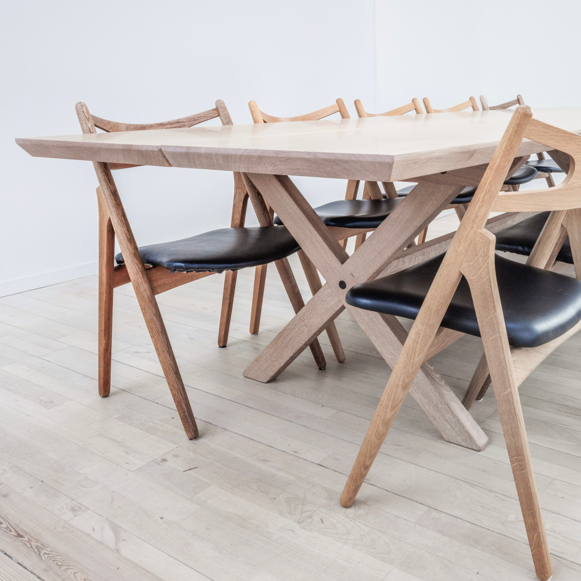Gillelejebordet - Egetræs plankebord - Snedker Spisebord - Hvid olie - Gradskåret kant