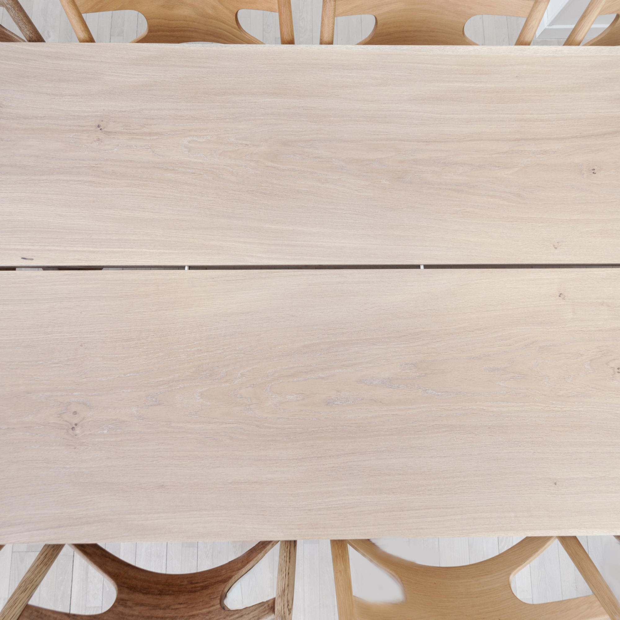 Egetræs plankebord - Snedker Spisebord - Hvid olie - Gradskåret kant