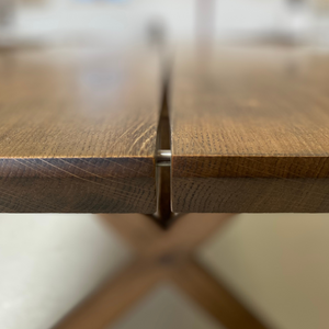 Egetræs plankebord - Snedker Spisebord - Sort olie - Gradskåret kant